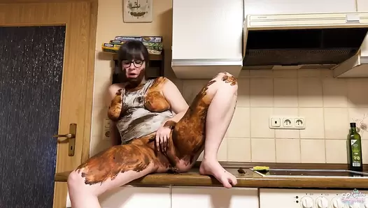 LyndraLynn - Kitchen mess - first time my own shit in my mouth