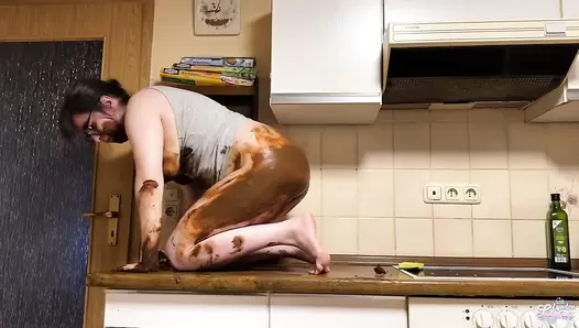LyndraLynn - Kitchen mess - first time my own shit in my mouth