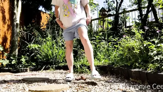Sammiecee - Outdoor Pooping
