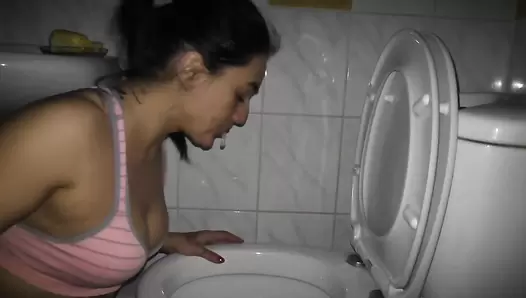HotDirtyIvone - Vomit fountain