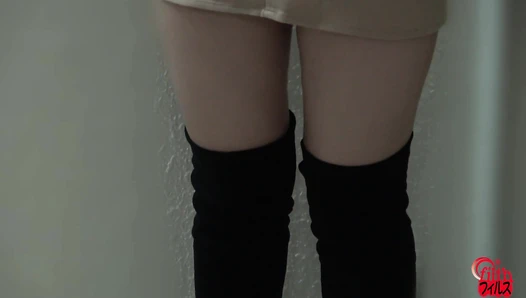 FF-699 01 Thorough observation: A woman who smells poop and a woman who plays with it