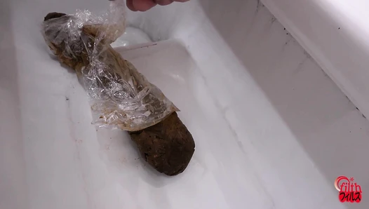 FF-699 01 Thorough observation: A woman who smells poop and a woman who plays with it