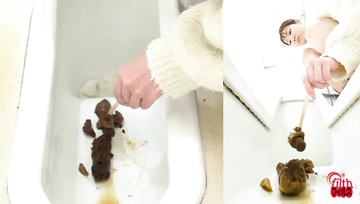 FF-699 02 Thorough observation: A woman who smells poop and a woman who plays with it