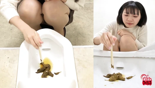 FF-699 03 Thorough observation: A woman who smells poop and a woman who plays with it
