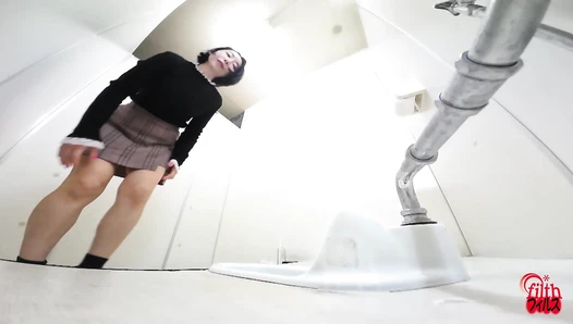 FF-699 03 Thorough observation: A woman who smells poop and a woman who plays with it