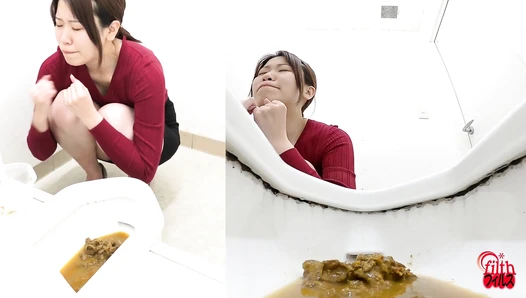 FF-699 04 Thorough observation: A woman who smells poop and a woman who plays with it