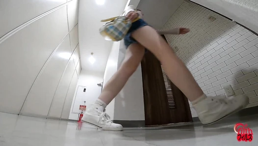 FF-699 05 Thorough observation: A woman who smells poop and a woman who plays with it