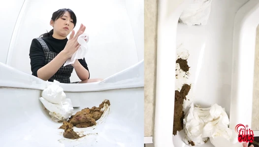 FF-699 05 Thorough observation: A woman who smells poop and a woman who plays with it