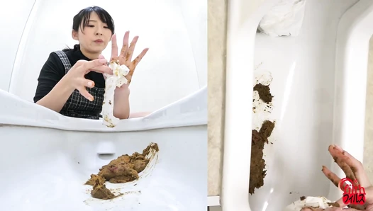 FF-699 05 Thorough observation: A woman who smells poop and a woman who plays with it