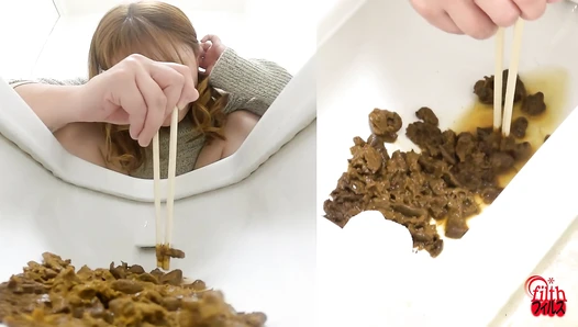 FF-699 06 Thorough observation: A woman who smells poop and a woman who plays with it