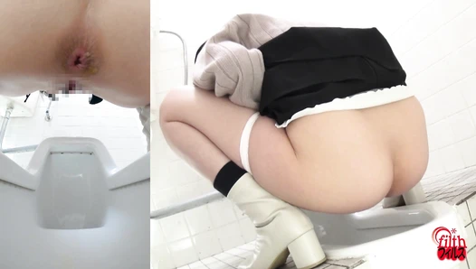 FF-699 06 Thorough observation: A woman who smells poop and a woman who plays with it