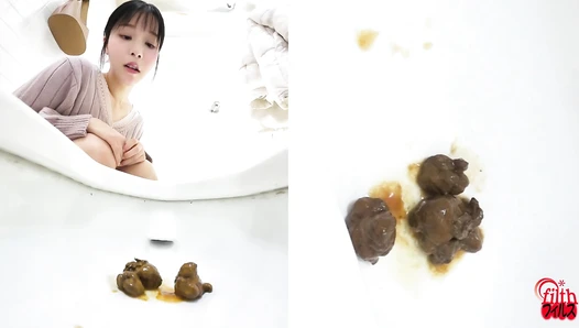 FF-699 06 Thorough observation: A woman who smells poop and a woman who plays with it