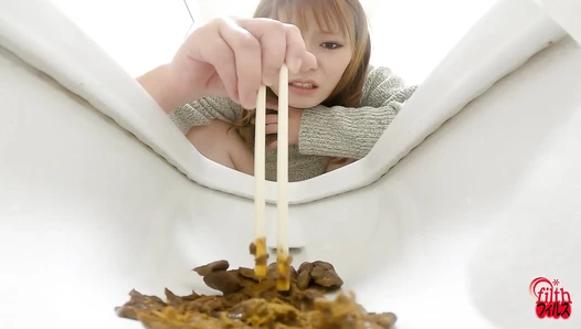 FF-699 06 Thorough observation: A woman who smells poop and a woman who plays with it