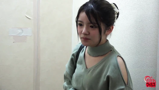 FF-699 08 Thorough observation: A woman who smells poop and a woman who plays with it