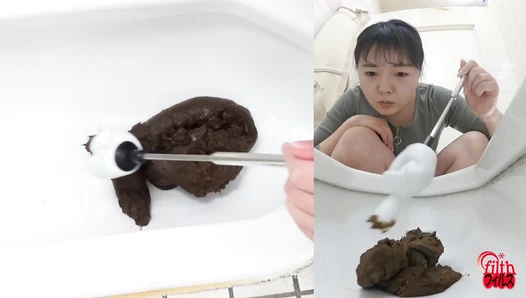 FF-699 08 Thorough observation: A woman who smells poop and a woman who plays with it