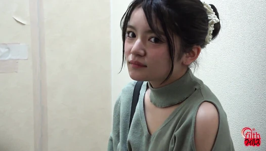 FF-699 08 Thorough observation: A woman who smells poop and a woman who plays with it