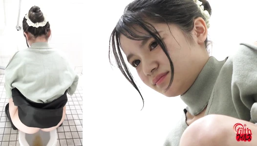 FF-699 08 Thorough observation: A woman who smells poop and a woman who plays with it