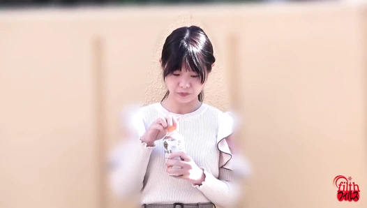FF-699 09 Thorough observation: A woman who smells poop and a woman who plays with it
