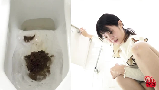 FF-699 09 Thorough observation: A woman who smells poop and a woman who plays with it
