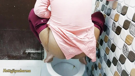 hottyjiyasharma - Sexy indian Mom Pooping like a cow and farting with pissing