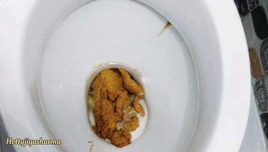 hottyjiyasharma - Sexy indian Mom Pooping like a cow and farting with pissing