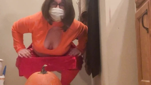 CountessXxxtina - Jinkies: The Wicked Countess Makes A Shit-O-Lantern