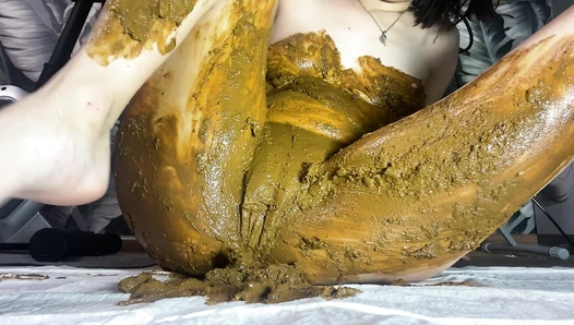 PooGirl - a big pile in the panties, push the panties back into the pussy