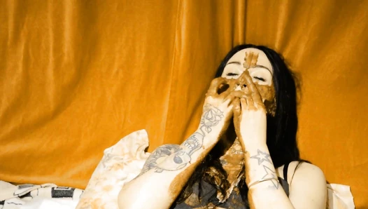 DirtyBetty - Animal magnetism girl in shit! WHAT?