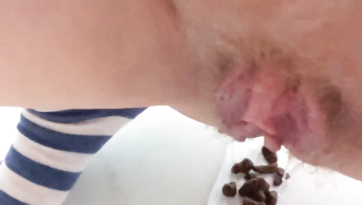 PooGirlSofia - Lots of poop - oh the struggles!