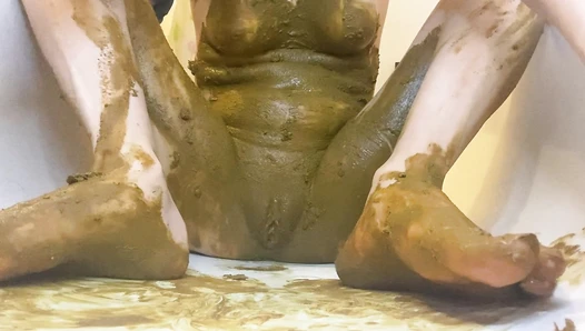 p00girl - fisting, smearing, skating and taking a shitty bath