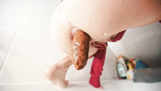 MiaRoxxx - 293. Piss ‘n poo in bathtube, Amateur Collection, 