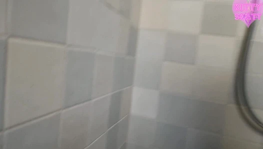 Kitty Skatt - I painted the wall with diarrhea!
