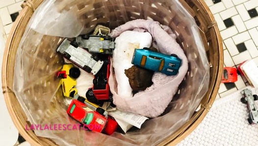 Layla Lee - Pooping on your toys!