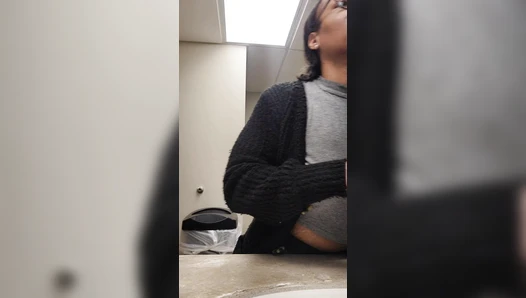 DaddyUni21 - Uni”Ella Public bathroom solo play