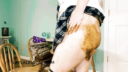 Layla Lee - Schoolgirl Poops for Teacher!