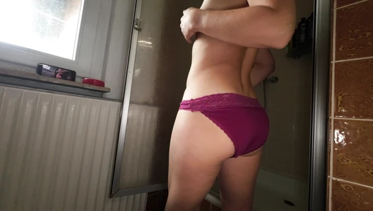 Mia Skye - Ready for the poolside!