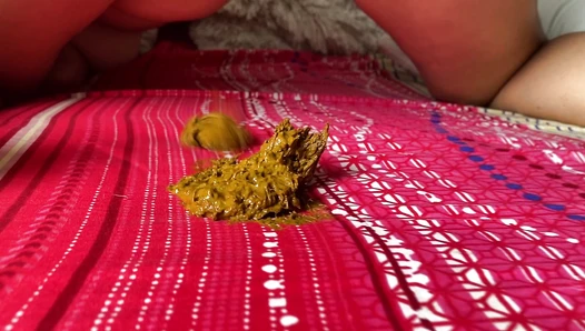 ElleClarkScatQueen - Masturbating my big dildo with shit