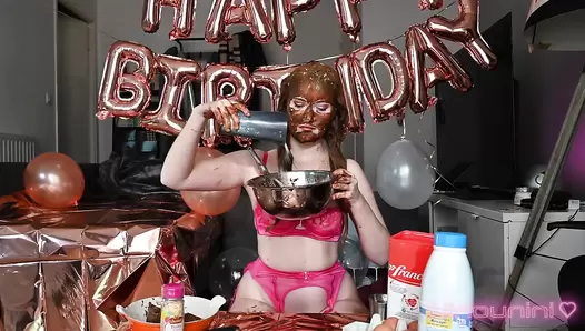 Ninounini - BIRTHDAY CAKE (PUKE): I eat a shitty cupcake!