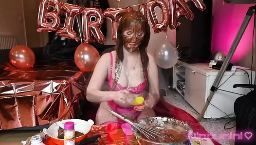 Ninounini - BIRTHDAY CAKE (PUKE): I eat a shitty cupcake!