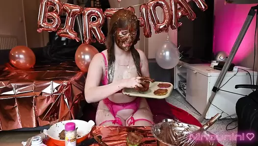 Ninounini - BIRTHDAY CAKE (PUKE): I eat a shitty cupcake!