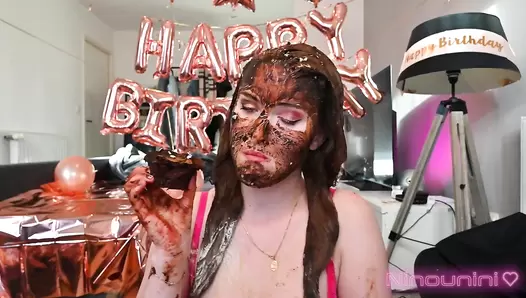Ninounini - BIRTHDAY CAKE (PUKE): I eat a shitty cupcake!