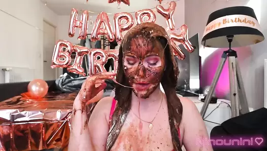 Ninounini - BIRTHDAY CAKE (PUKE): I eat a shitty cupcake!