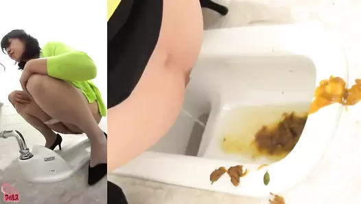 FF-079 01 Toilet rush in the shopping mall. Messy toilet voyeur