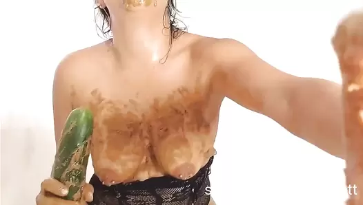 Scarlett - Fucking my ass with the cucumber