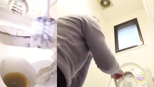 SL-130 02 Toilet doesn’t flush after girls taking a dump at the friend’s house.