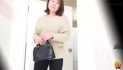 DLEE-367 06 Public toilet voyeur: women continue pooping while the door is opened up!