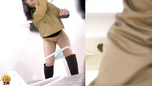 DLEE-367 05 Public toilet voyeur: women continue pooping while the door is opened up!