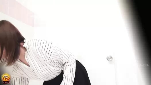 DLEE-367 03 Public toilet voyeur: women continue pooping while the door is opened up!