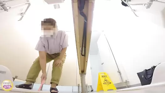 DLSL-397 04 Awkward farts and poops in the office toilet