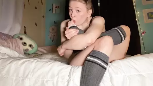 Sexandcandy18  Daddys girl discovers toe sucking!